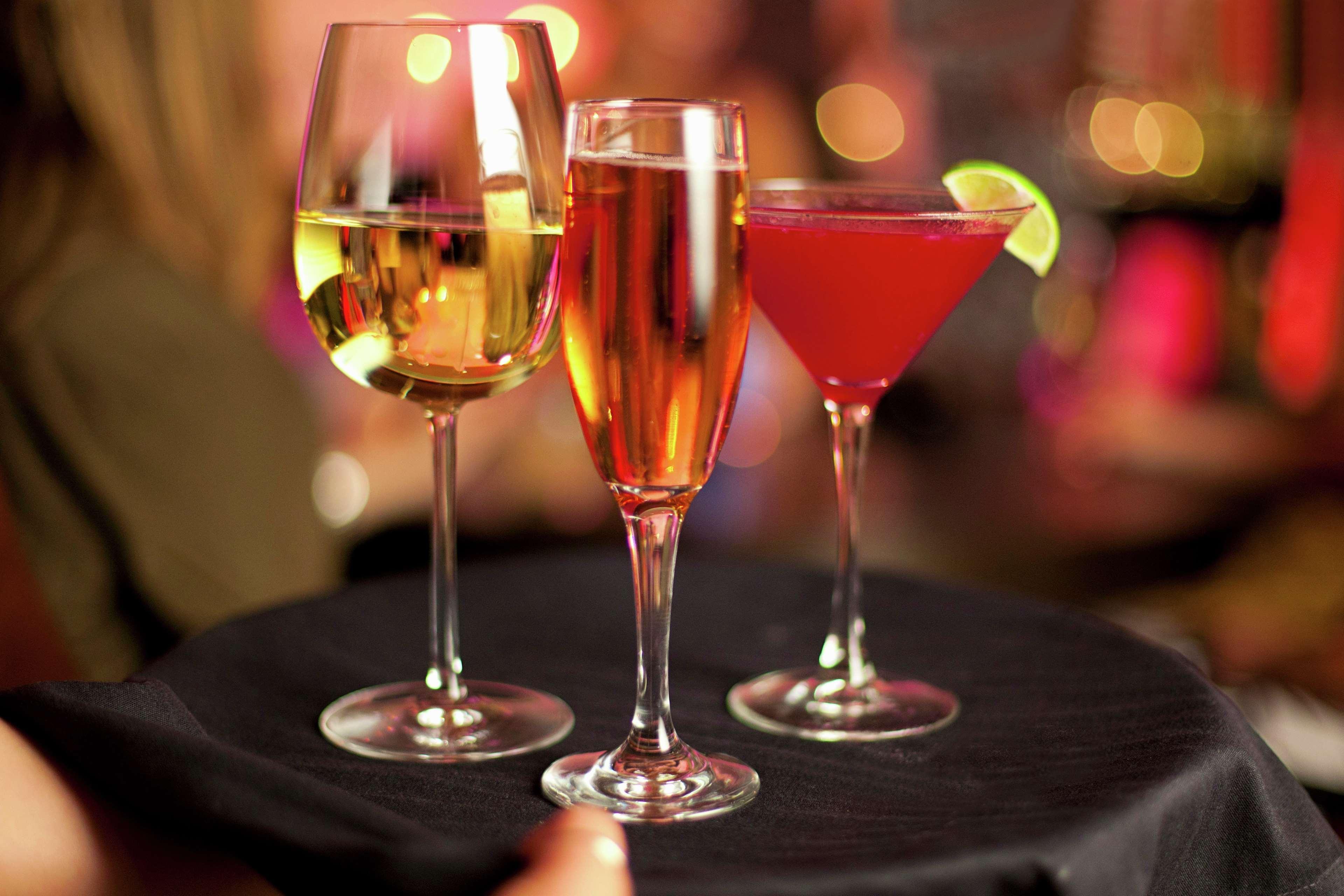 Hilton Mumbai International Airport Hotel מראה חיצוני תמונה A wine glass, champagne flute and cocktail glass