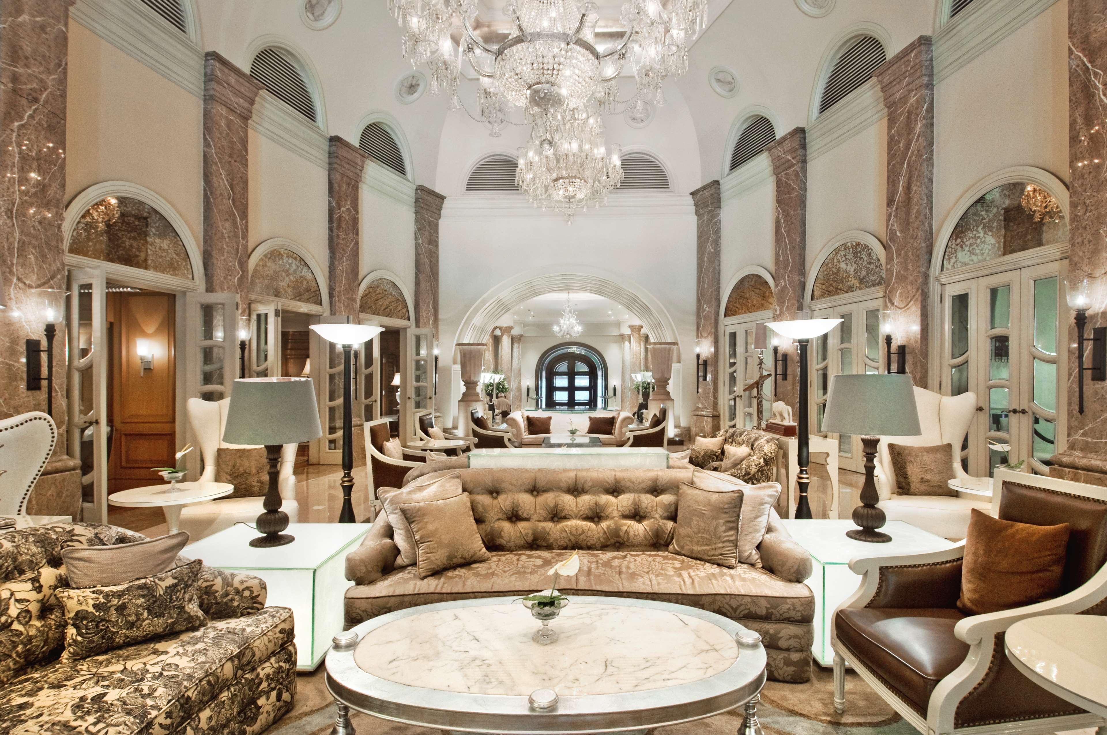 Hilton Mumbai International Airport Hotel מראה פנימי תמונה The lobby of the Four Seasons Hotel