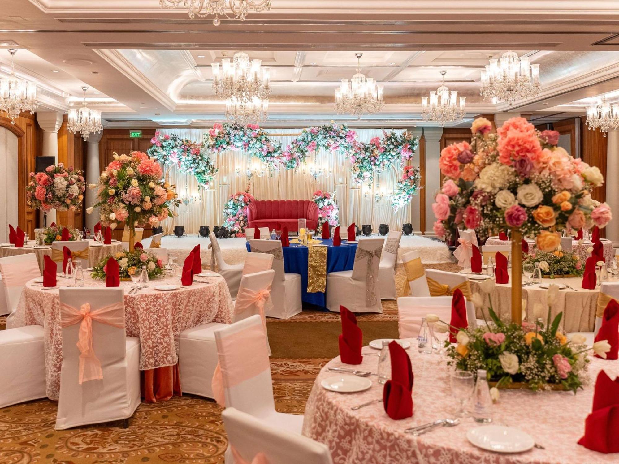 Hilton Mumbai International Airport Hotel מראה חיצוני תמונה A wedding reception at the Taj Bengal, Kolkata