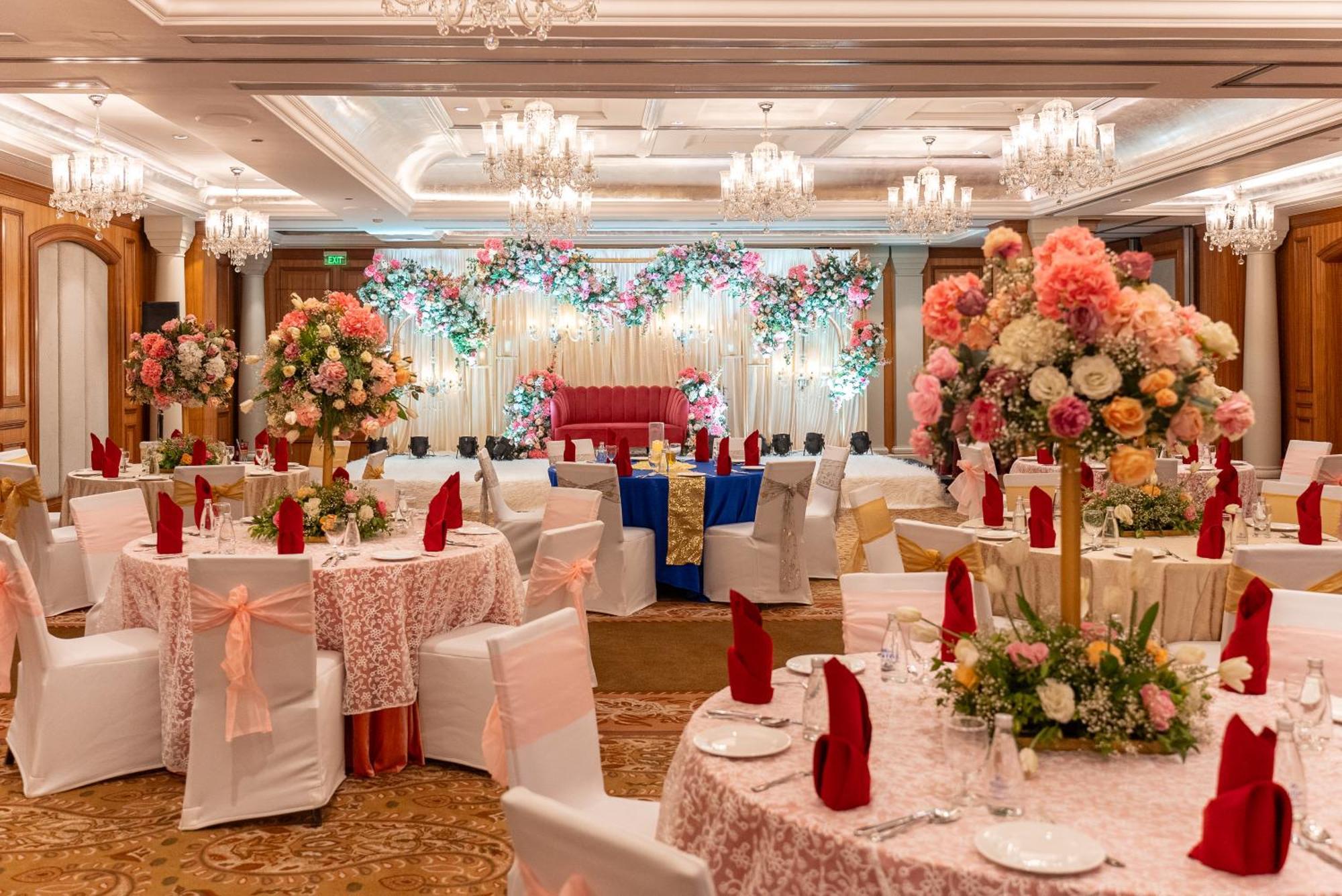 Hilton Mumbai International Airport Hotel מראה חיצוני תמונה A wedding reception at the Royal Thai Suite