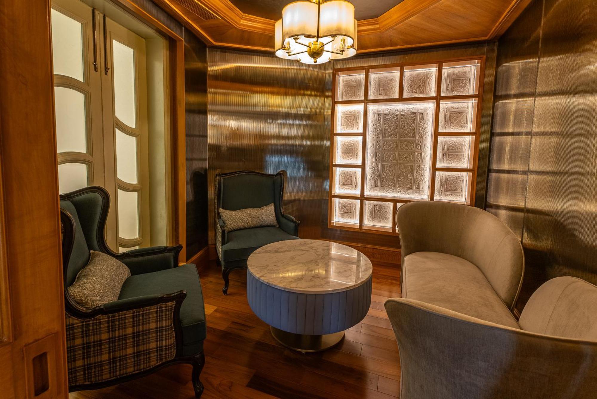 Hilton Mumbai International Airport Hotel מראה חיצוני תמונה The interior of the lounge