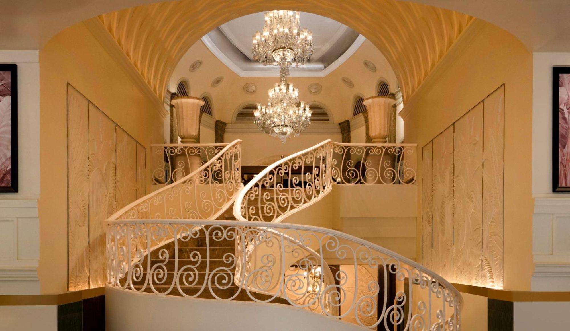 Hilton Mumbai International Airport Hotel מראה חיצוני תמונה The staircase